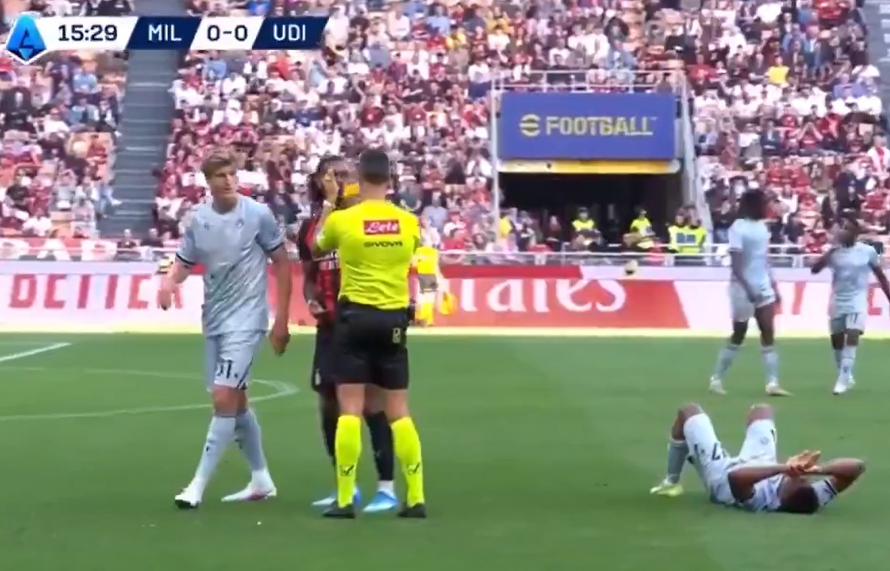 博鱼电竞官方网站-喜感😂莱奥不服判罚朝裁判鼓掌，裁判掏黄牌后同样鼓掌回应